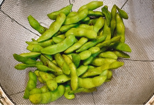 枝豆を洗う