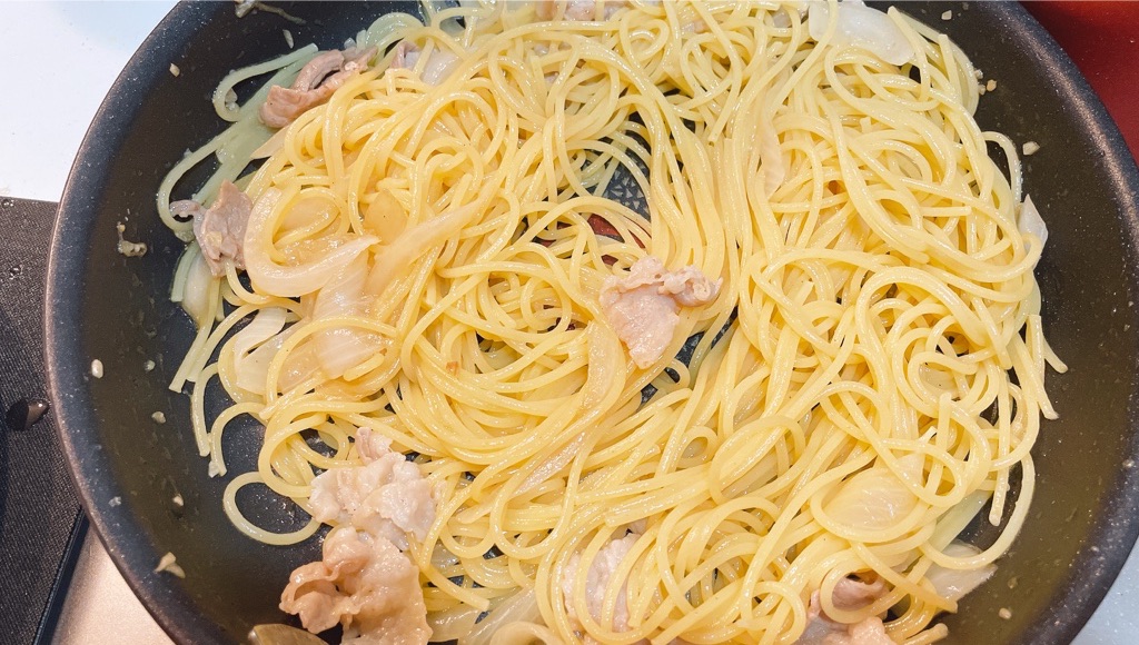 パスタを具材を絡める